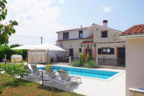 Geräumiges Ferienhaus mit 4 Schlafzimmern und privatem Pool